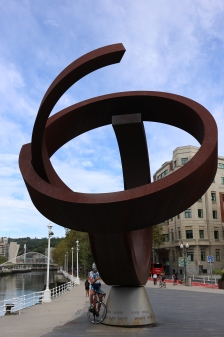 escultura de Oteiza delante del Ayuntamiento de Bilbao